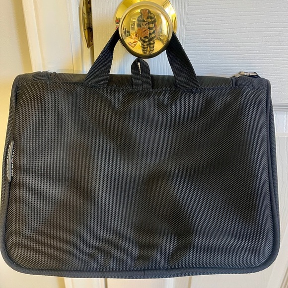 SwissGear Black Travel Toiletry Bag - Picture 2 of 12